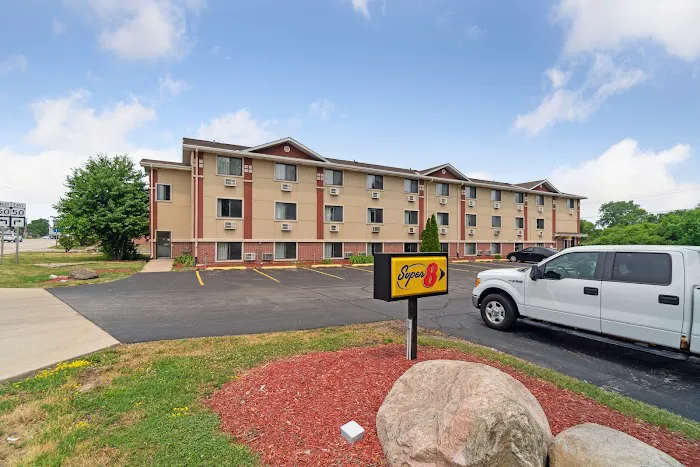 Super 8 by Wyndham Kenosha/Pleasant Prairie 4