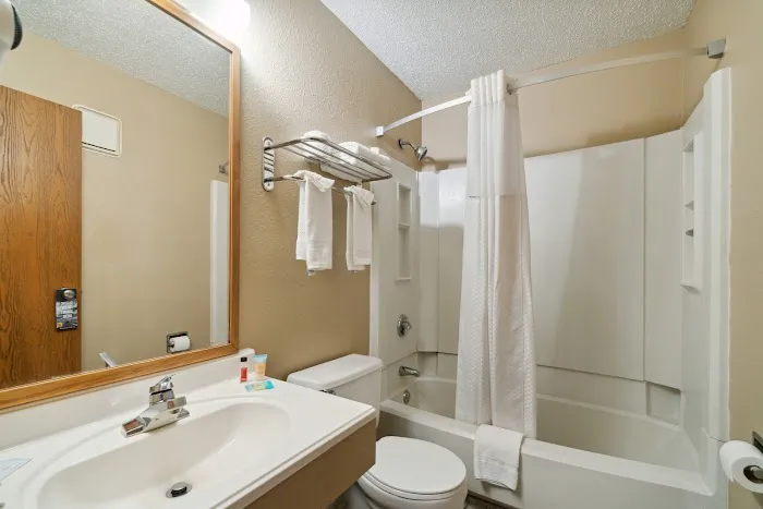 Super 8 by Wyndham Kenosha/Pleasant Prairie 4
