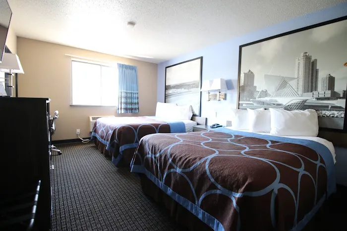 Super 8 by Wyndham Kenosha/Pleasant Prairie 4