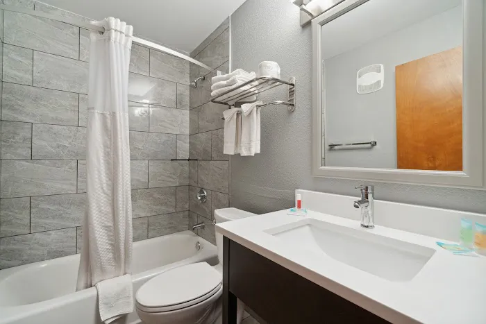 Super 8 by Wyndham Kenosha/Pleasant Prairie 4