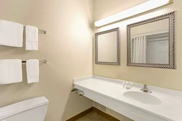 Super 8 by Wyndham Gurnee 4