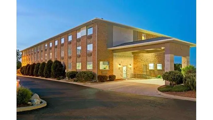 Super 8 by Wyndham Gurnee 4