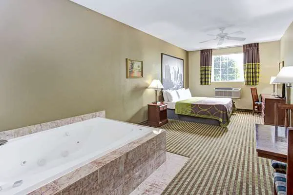 Super 8 by Wyndham Gurnee 4