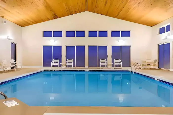 Comfort Inn & Suites 4