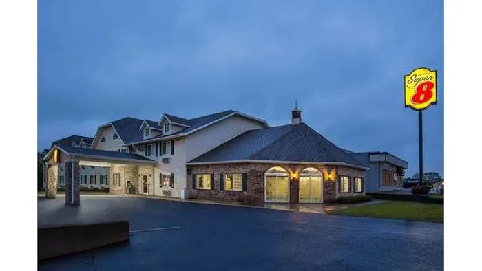 Super 8 by Wyndham Reedsburg 4