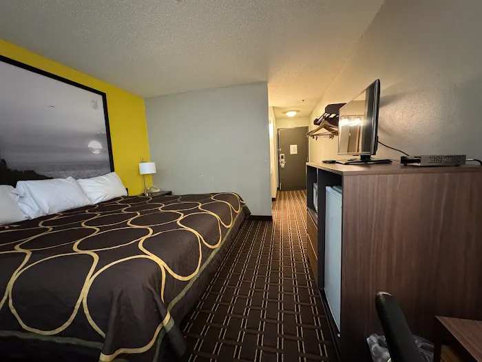 Super 8 by Wyndham Reedsburg 4