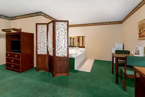 Super 8 by Wyndham Reedsburg 4
