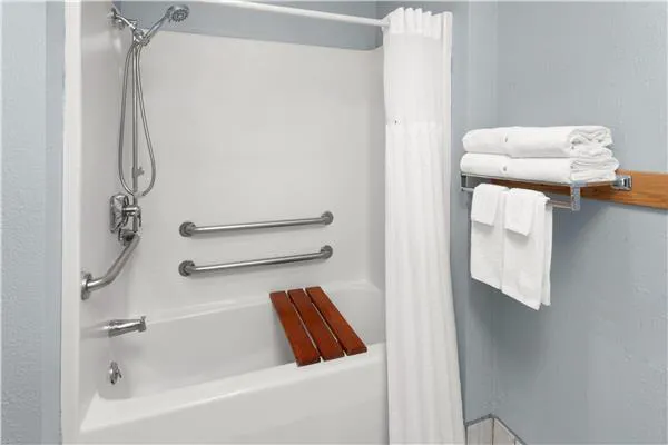 AmericInn by Wyndham Reedsburg 4