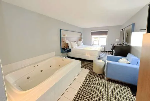 AmericInn by Wyndham Reedsburg 4