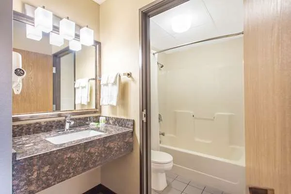 AmericInn by Wyndham West Salem 4
