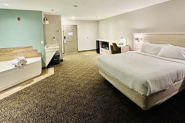 Ramada by Wyndham Galena Hotel & Day Spa 4