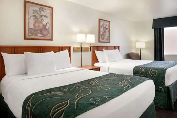Travelodge by Wyndham Clinton Valley West Court 4