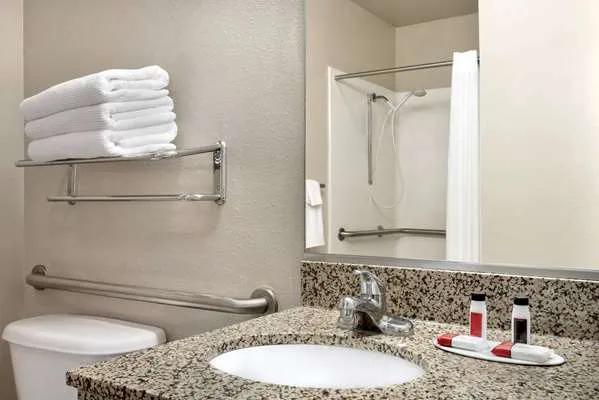 Travelodge by Wyndham Clinton Valley West Court 4