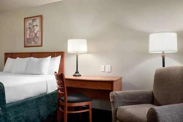 Travelodge by Wyndham Clinton Valley West Court 4
