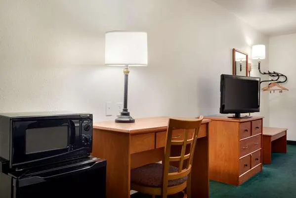 Travelodge by Wyndham Clinton Valley West Court 4