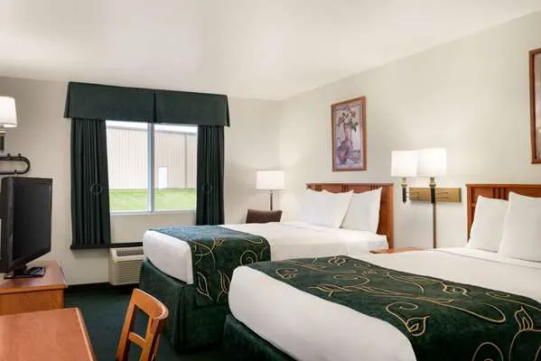 Travelodge by Wyndham Clinton Valley West Court 4