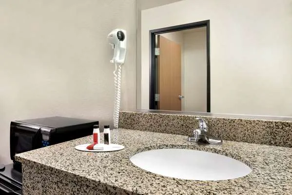 Travelodge by Wyndham Clinton Valley West Court 4