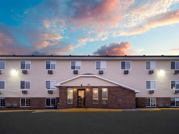 Super 8 by Wyndham Clinton 4