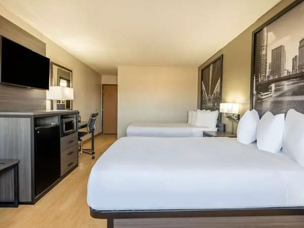 Super 8 by Wyndham Clinton 4