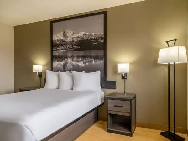 Super 8 by Wyndham Clinton 4