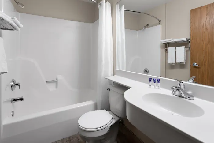 Americas Best Value Inn & Suites Racine 4