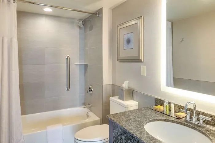 DoubleTree by Hilton Racine Harbourwalk 4