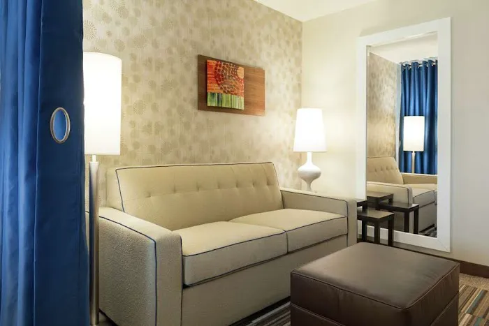 Home2 Suites by Hilton Milwaukee Airport 5