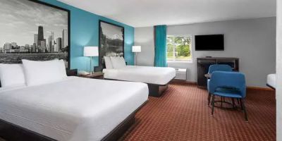 Super 8 by Wyndham McHenry/Fox Lake Area