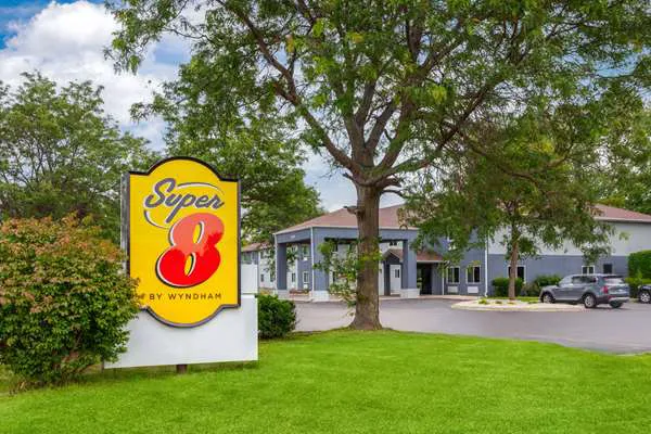 Super 8 by Wyndham McHenry/Fox Lake Area 4