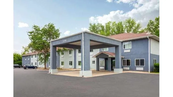 Super 8 by Wyndham McHenry/Fox Lake Area 4