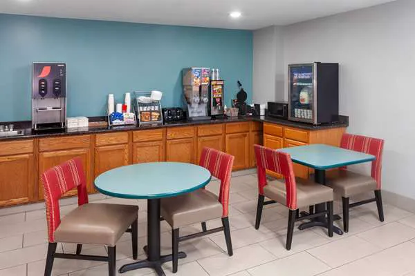 Super 8 by Wyndham McHenry/Fox Lake Area 4