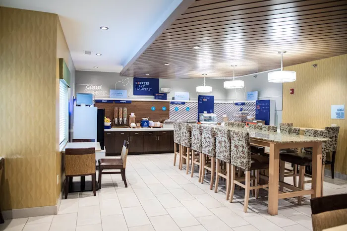 Holiday Inn Express & Suites Chicago-Libertyville by IHG 4