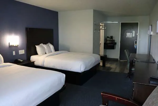 Travelodge by Wyndham Milwaukee 5