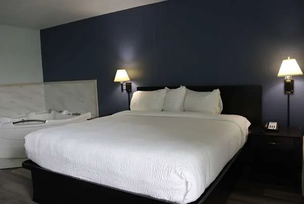 Travelodge by Wyndham Milwaukee 5