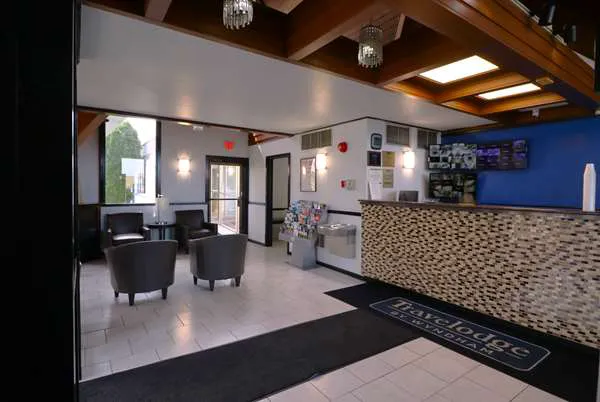 Travelodge by Wyndham Milwaukee 5