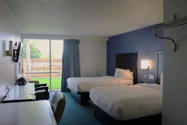 Travelodge by Wyndham Milwaukee 5