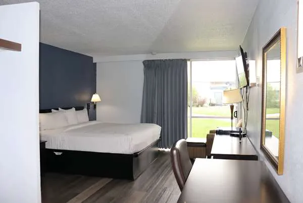 Travelodge by Wyndham Milwaukee 5