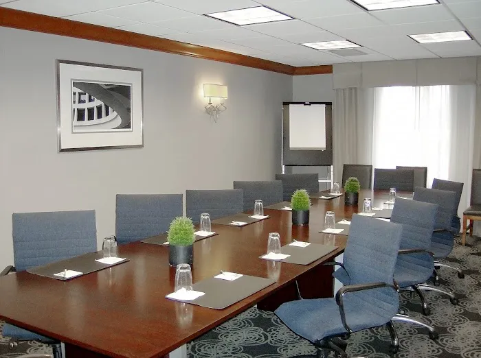 Holiday Inn & Suites Milwaukee Airport by IHG 5