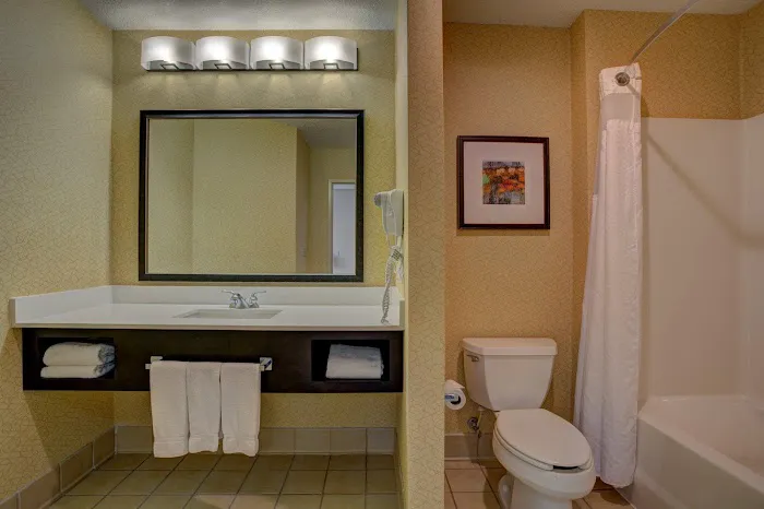 Holiday Inn & Suites Milwaukee Airport by IHG 5
