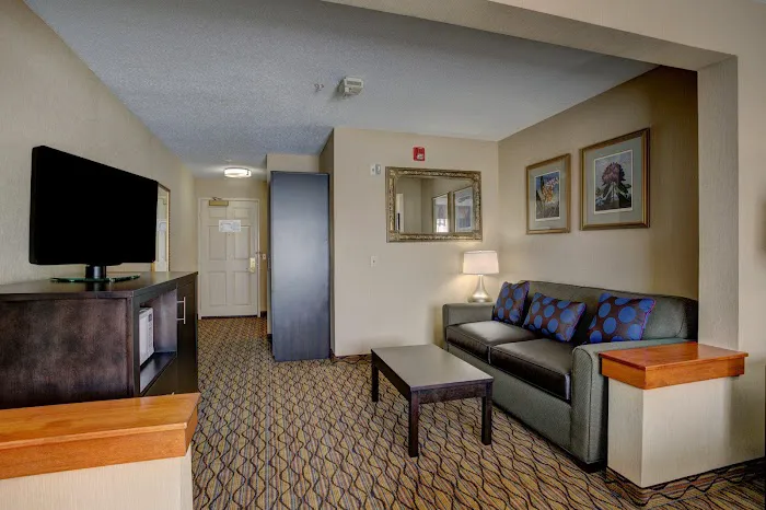 Holiday Inn & Suites Milwaukee Airport by IHG 5