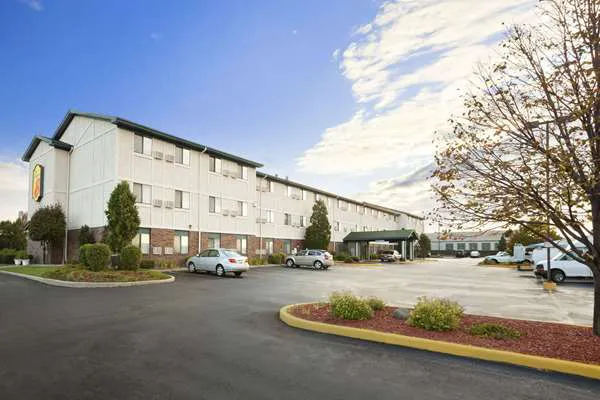 Super 8 by Wyndham Milwaukee Airport 5