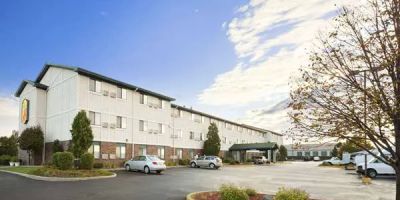 Super 8 by Wyndham Milwaukee Airport