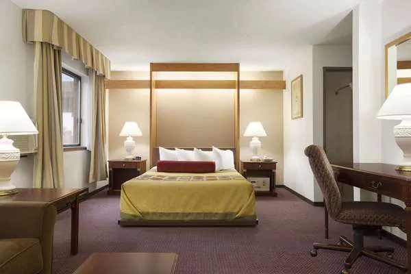 Super 8 by Wyndham Milwaukee Airport 5