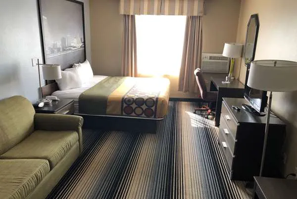Super 8 by Wyndham Milwaukee Airport 5