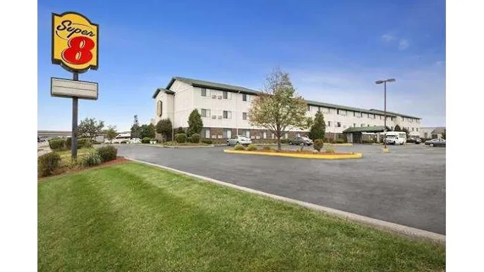 Super 8 by Wyndham Milwaukee Airport 5