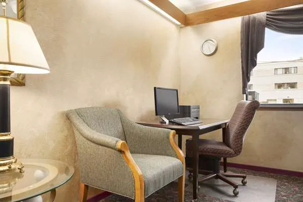 Super 8 by Wyndham Milwaukee Airport 5