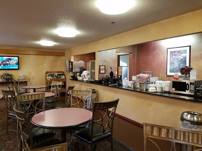 Super 8 by Wyndham Milwaukee Airport 5