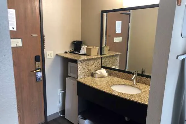 Super 8 by Wyndham Milwaukee Airport 5