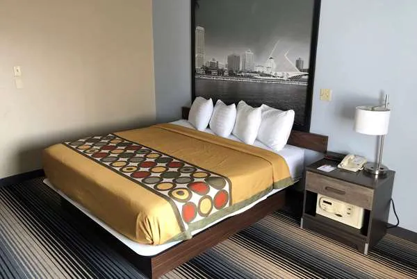 Super 8 by Wyndham Milwaukee Airport 5