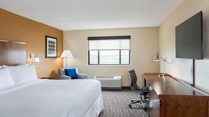 Four Points by Sheraton Milwaukee Airport 5